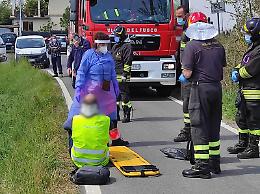 VIDEO Auto delle Poste Italiane finisce nel fosso: postino illeso