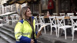 Napoli, il portalettere al servizio della comunit&agrave; nel centro storico