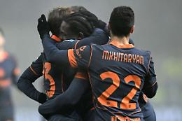 L'Inter vince 2-0 nella nebbia, Dimarco e Thuram stendono il Parma