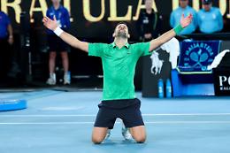 Djokovic batte Sinner al quinto e vola in finale all'Australian Open