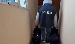 Nascondeva 65 kg droga in casa, 35enne romana tradita da passeggiate con il cane