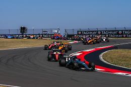 Russell vince la sprint race in Cina davanti a Leclerc e Hamilton