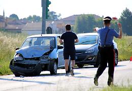 Tamponamento tra auto, contusi una 30enne e un 77enne