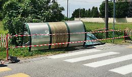 Trattore si schianta contro la pensilina per evitare un'automobile