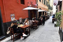 "Nessun limite all'aperto: al chiuso in 8 al tavolo"