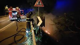 Sterpaglie a fuoco lungo il ponte della tangenziale