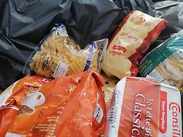 Caorso, ritrovato nei cassonetti dei rifiuti il cibo donato da Emergency