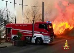La Sicilia brucia, 'inferno' a Catania e tanti roghi