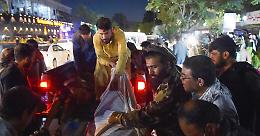 Attacco suicida all'aeroporto di Kabul. 'Almeno 60 morti. Uccisi 11 militari Usa'