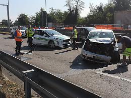 Incidente in tangenziale: perde il controllo dell'auto e finisce contro il guardrail
