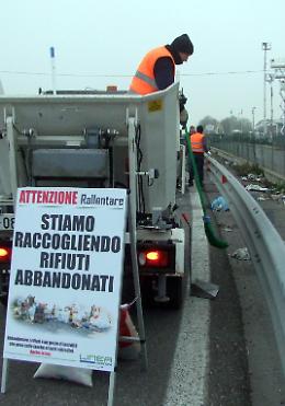 Impennata di rifiuti abbandonati: raccolta mezza tonnellata