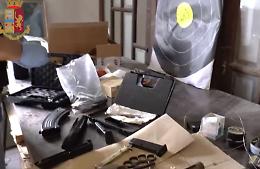 Arsenale illegale nel magazzino, arrestato dalla polizia 22enne cremonese