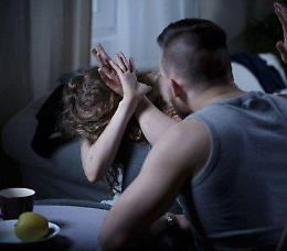 Cremona, figlia di 17 anni in questura: mio padre &egrave; un padre padrone