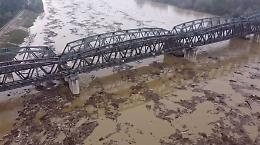 Fiume Po, le immagini dal drone: una distesa da paura di detriti