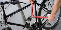 Ruba una bicicletta in piazza, individuato e denunciato un 48enne