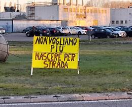 Chiusura punto nascite Oglio Po, striscione di protesta davanti all'ospedale