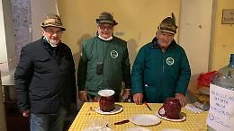 Presepi in mostra e vin brûlè degli alpini per sostenere Occhi Azzurri