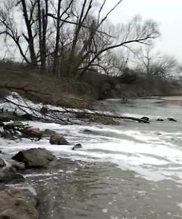 Schiuma bianca e cattivo odore,  la patina dispersa nel fiume Serio