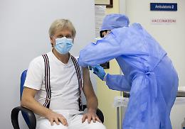 Vax Day: un anno fa le prime dosi. «E la battaglia continua»