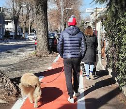 Ciclabile di via Giuseppina: ostacoli invisibili, buche e pali