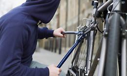 Ruba una bici elettrica ma le telecamere lo inchiodano, denunciato
