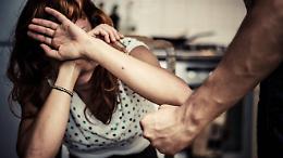 Ha più volte aggredito e picchiato la moglie di fronte ai familiari, allontanato