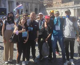 Il prete social: Dio, preghiera e discoteca