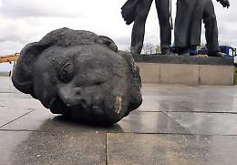 Decapitata a Kiev la statua dell'amicizia Ucraina-Russia