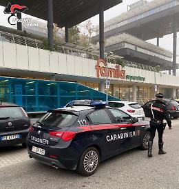 Furto di super alcolici e capi di abbigliamento: due denunciati