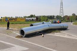 Mezzo pesante perde parte del carico in rotonda: 4 coil di lamina a terra
