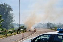Incendio nel Parco Oglio Nord, salvati due pescatori sorpresi dal rogo