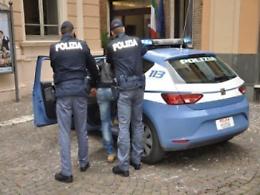 Calcio: giocatore "indegno" denudato dopo sconfitta, tre arresti