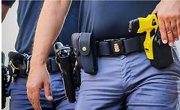 Taser, da domani entra in dotazione ai poliziotti della questura