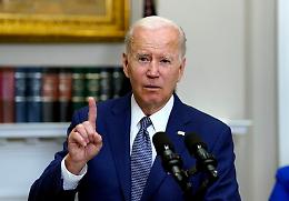 Gaffe Biden, legge dal gobbo: 'fine citazione, ripeti la frase'