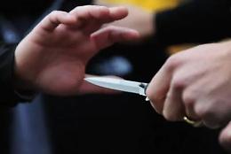 Appuntamento hard con la escort, ma &egrave;  un trans. Botte e rapina: clienti arrestati