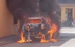 Carmela Boldrini salva per miracolo, estratta dall'auto che ha preso fuoco