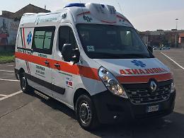Caduta in moto in centro paese, due trentenni in ospedale