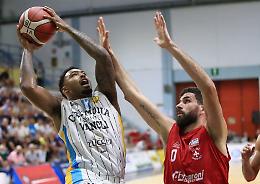 Basket, nel derby di Supercoppa la Vanoli piega la Juvi