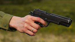 Si spaccia per carabiniere e punta la pistola contro il padrone di casa, è caccia