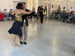 Il tango che unisce: ballerini in pista a Cremona Solidale
