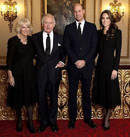 Gran Bretagna: prima foto ufficiale re Carlo, Camilla e principi Galles
