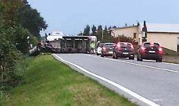 Camion si ribalta e si mette di traverso, via Giuseppina bloccata