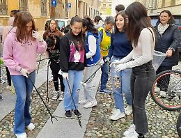 Ragazzi in prima linea per ripulire  la citt&agrave;
