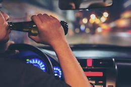 Si ribalta con l'auto su via Giuseppina e rifiuta l'alcol test, 61enne denunciato