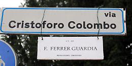 «Via Colombo da cambiare», e spunta cartello anarchico