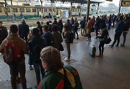 Treni, mattinata nera tra ritardi record e rabbia