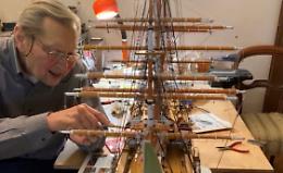 Gustavo Veneroni, a 85 anni crea una flotta di mini velieri