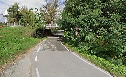 Macchina prende fuoco, paura in via Pirelli a pochi passi dal ponte