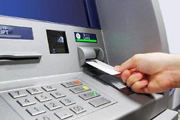 Rubano una borsetta e utilizzano le carte di pagamento: denunciati