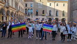 Flash mob per la pace: Movimento arcobaleno in piazza Duomo
